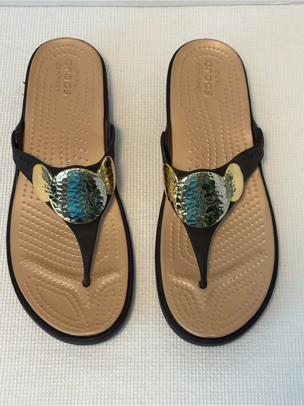 CROCS Comfort Thong Sandals Gold Hammered Medallion SANRAH 11 - Picture 3 of 9